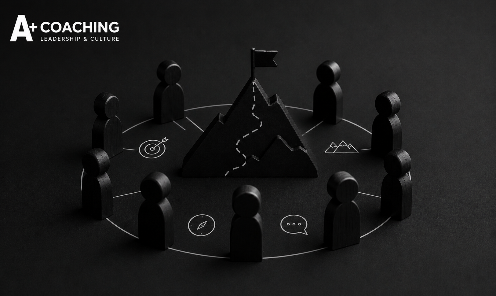 Figurines en cercle autour d'une montagne — retraite stratégique & team building